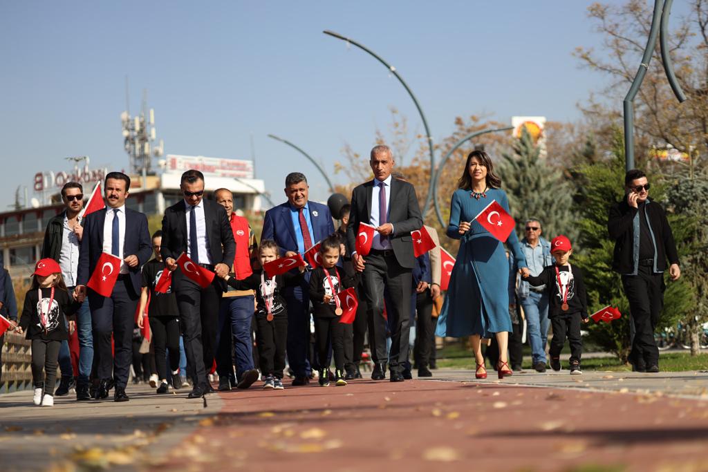 Kaymakamımız Erol RÜSTEMOĞLU  Atatürk'e Saygı Yürüyüşüne Katıldı.
