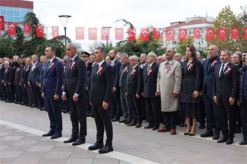Kaymakamımız Erol RÜSTEMOĞLU 10 Kasım Atatürk'ü Anma Gününde Atatürk Anıtına Çelenk Sundu.